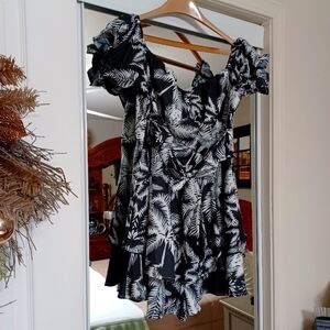NWOT black ⚫️ and white palm 🌴 leaves romper Skort dress under lining